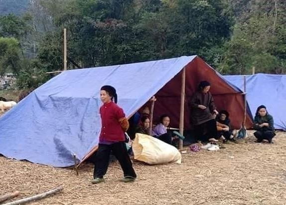 Nguoi dan Cao Bang dung leu ngu ngoai troi do so dong dat hinh anh