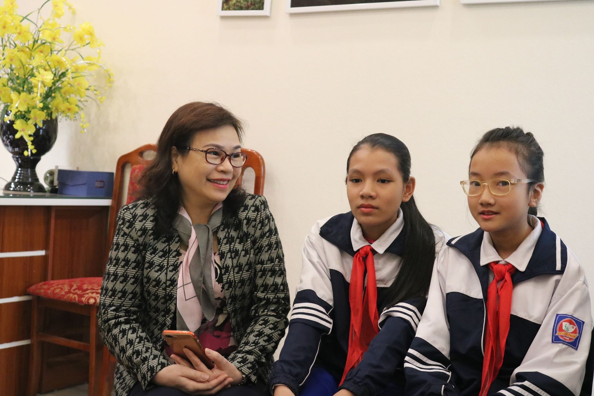 hoc sinh,  nhat tien,  20 trieu,  tra lai,  danh roi anh 1