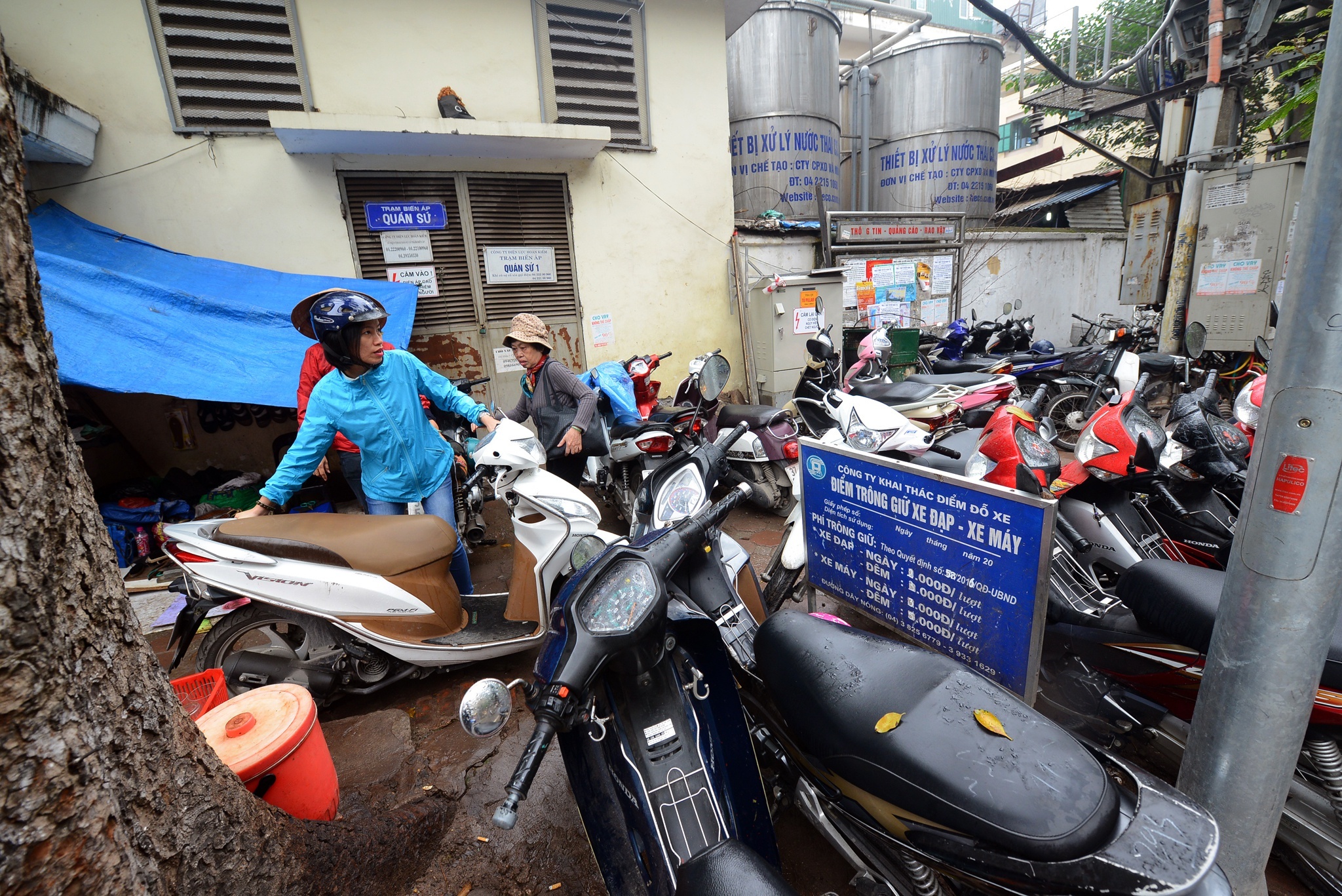 Cong an Ha Noi hoa trang de xu ly bai xe 'chat chem' dem Noel hinh anh