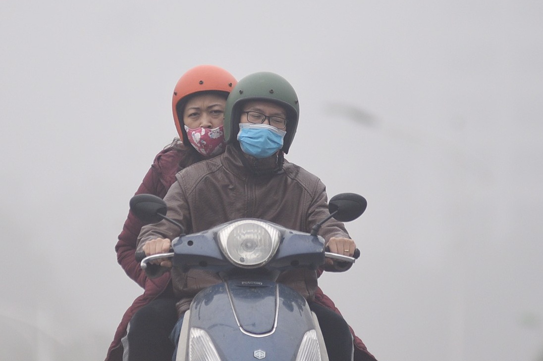 Khong khi Ha Noi tiep tuc xau, TP.HCM co noi trong lanh hinh anh