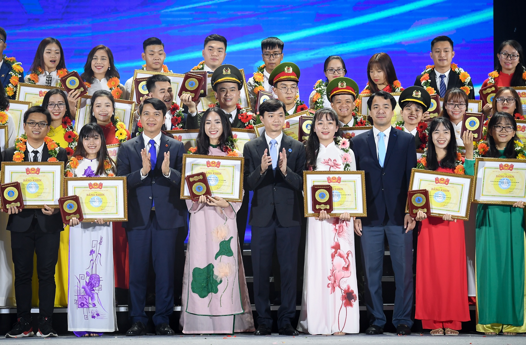 Hoi sinh vien Viet Nam nhan huan chuong, anh 8