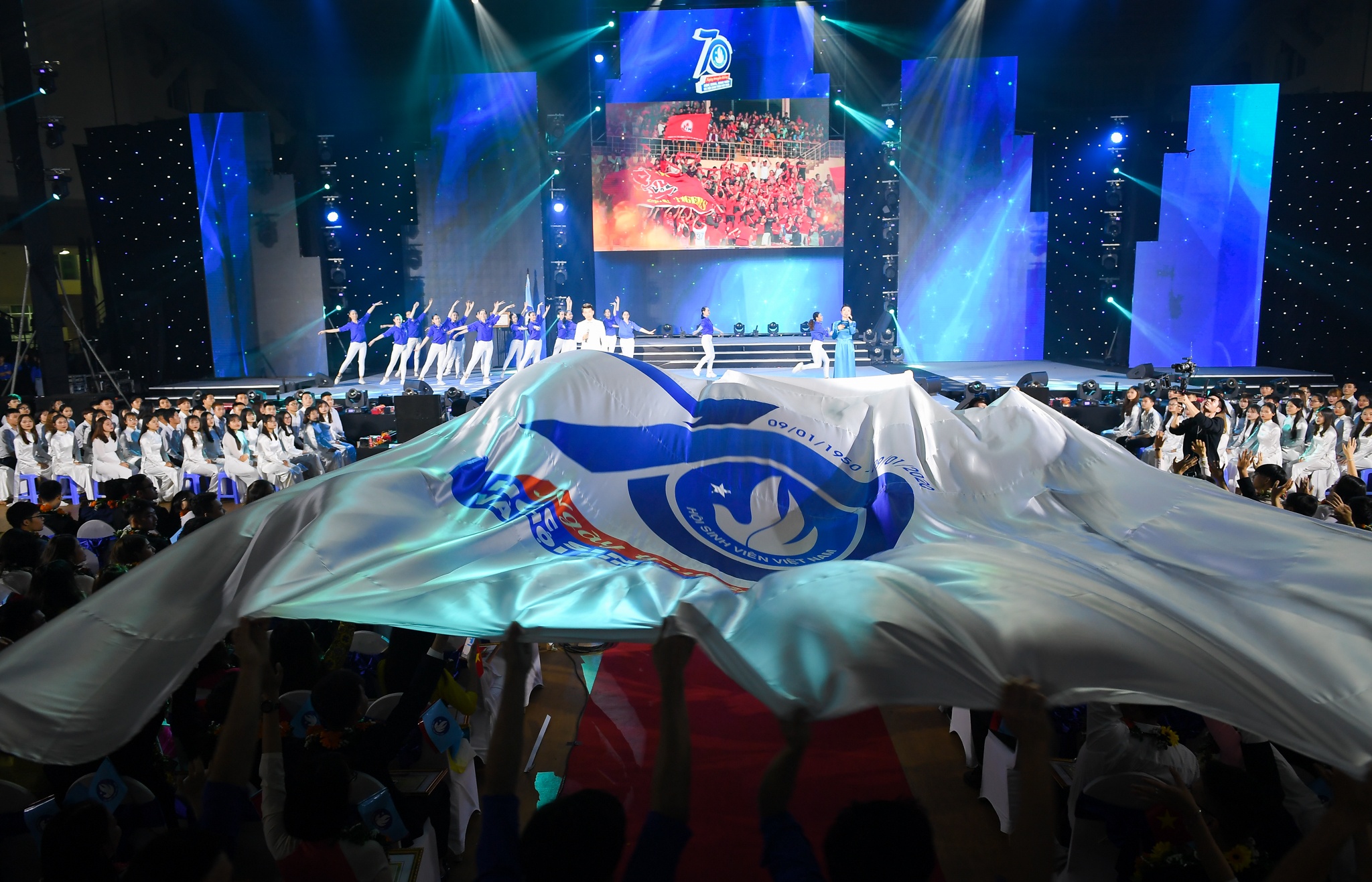 Hoi sinh vien Viet Nam nhan huan chuong, anh 9