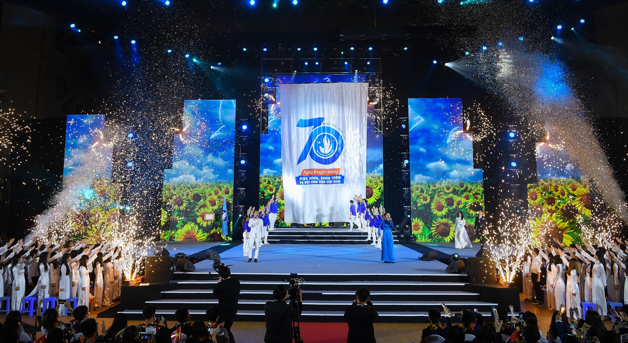 Hoi sinh vien Viet Nam nhan huan chuong, anh 10