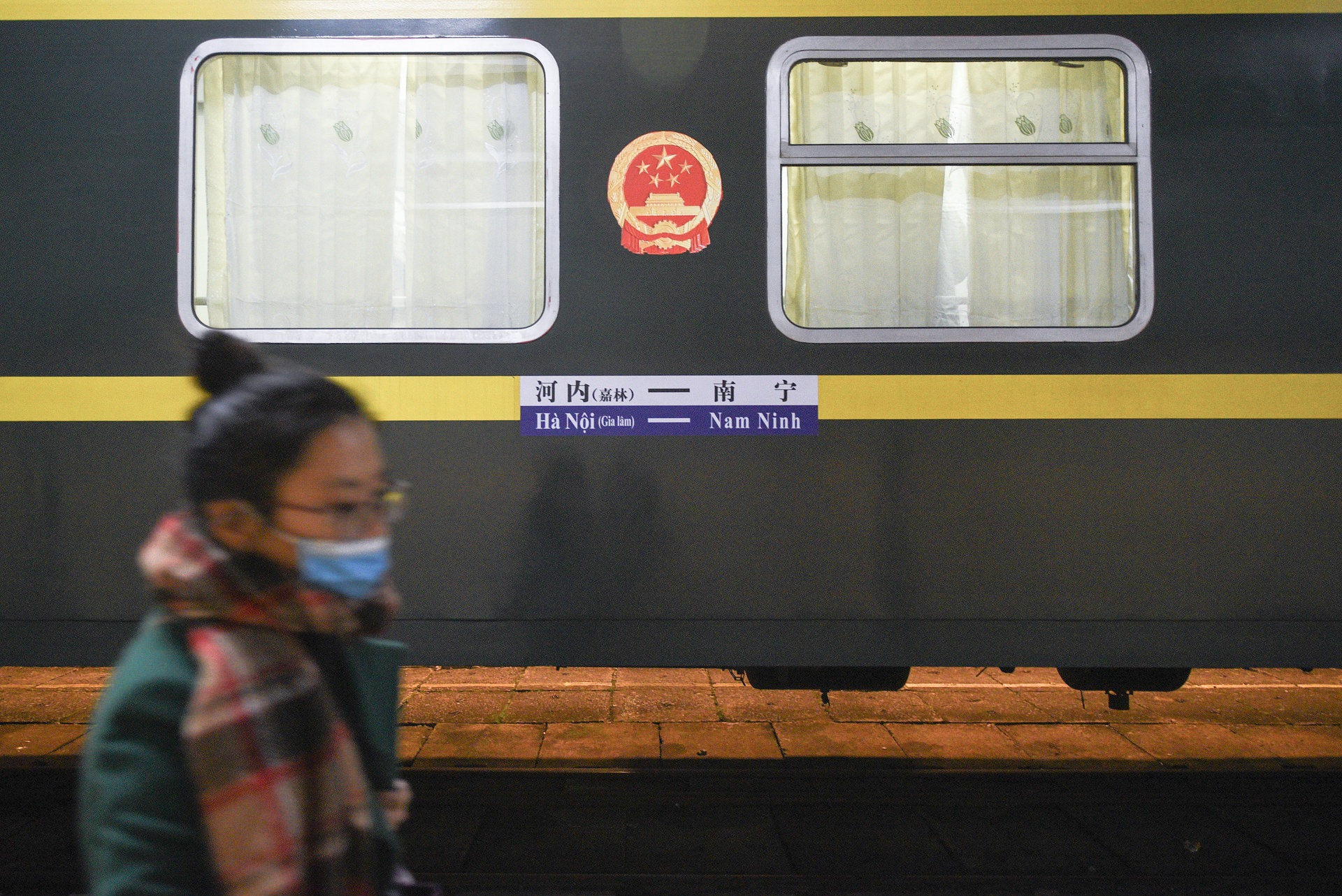 Vi sao hang khong dong cua, duong sat van chay toi Trung Quoc? hinh anh