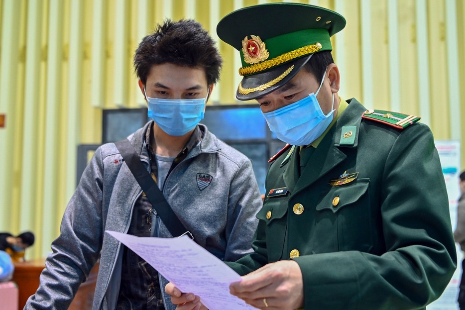 Quan doi sap cach ly 950 nguoi Viet tro ve tu vung dich hinh anh