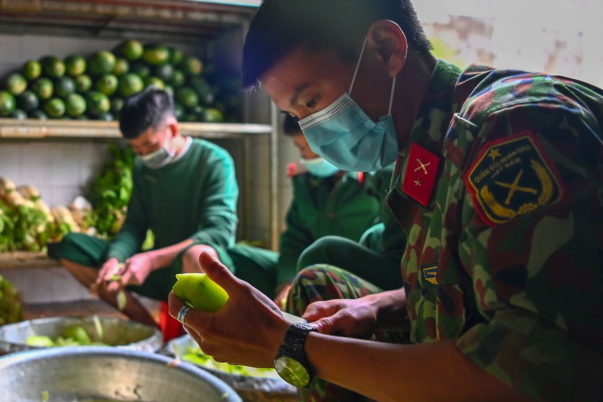 Bo doi 'lam me' trong khu cach ly Covid-19 hinh anh