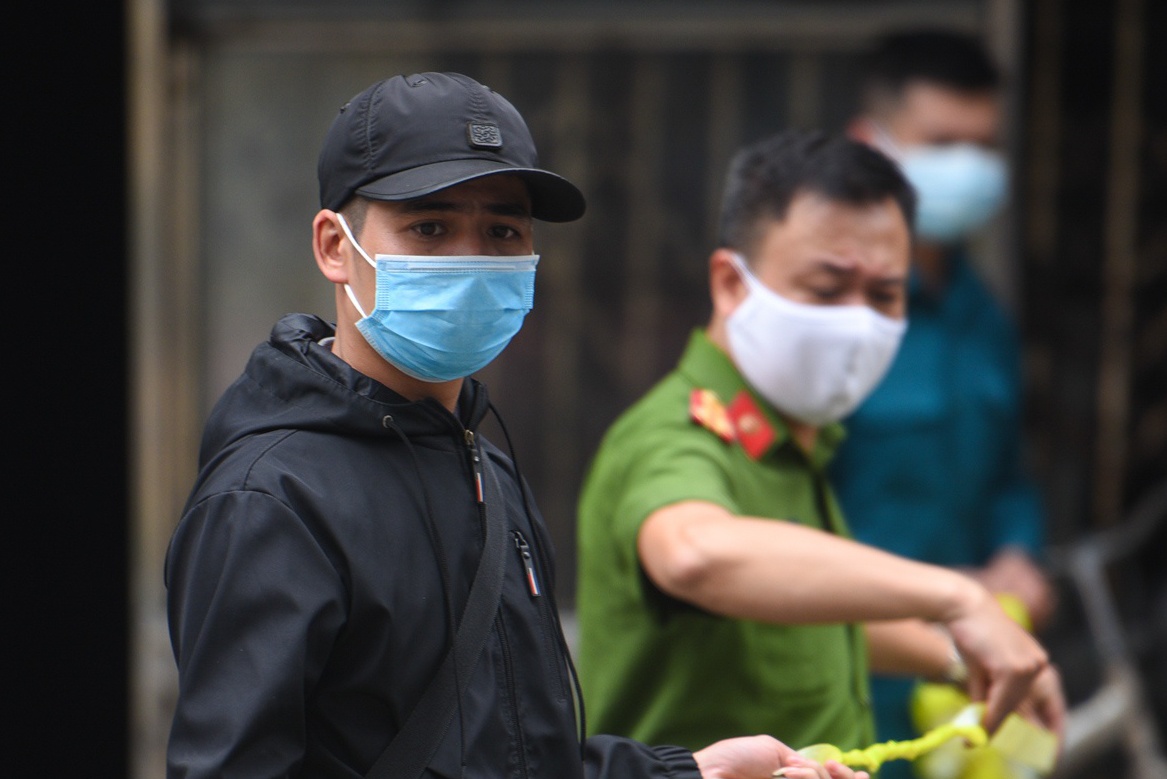 Cach ly 20 nguoi tiep xuc tai xe nhiem virus tu nu benh nhan Covid-19 hinh anh