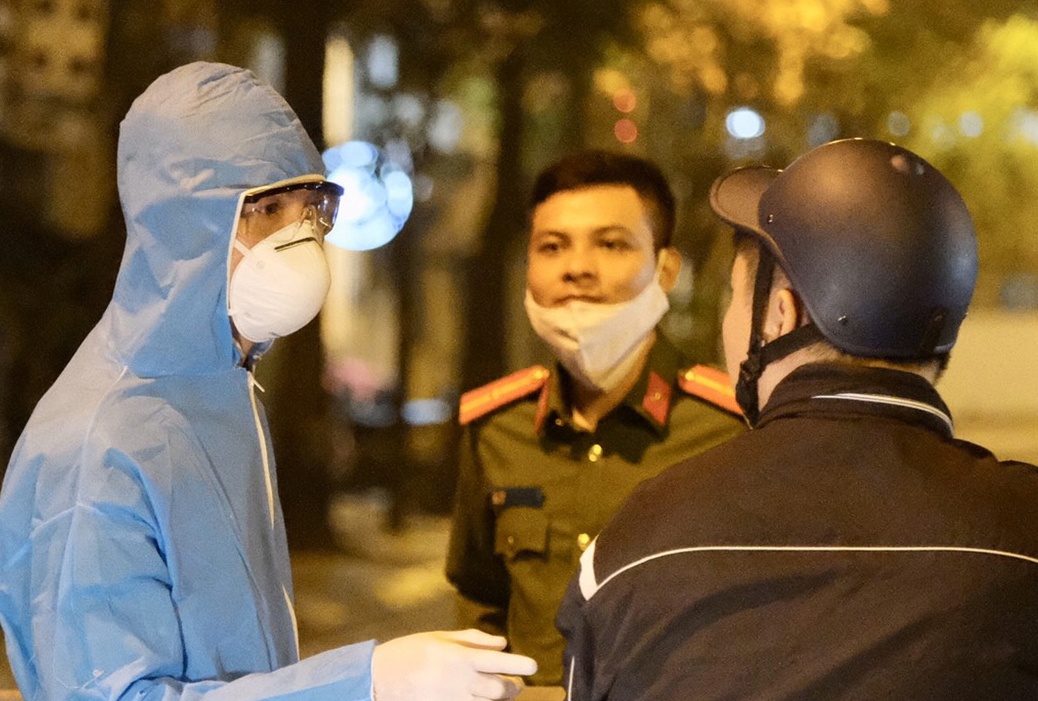 Ha Noi cach ly mot loat lien quan nguoi tiep xuc gan,  Ha Noi co truong hop lay nhiem dau tien anh 1