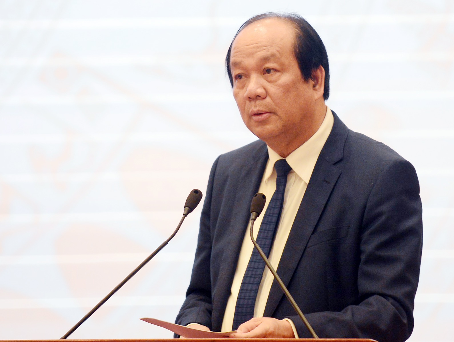 Mua am chen tang nguoi dan anh 1