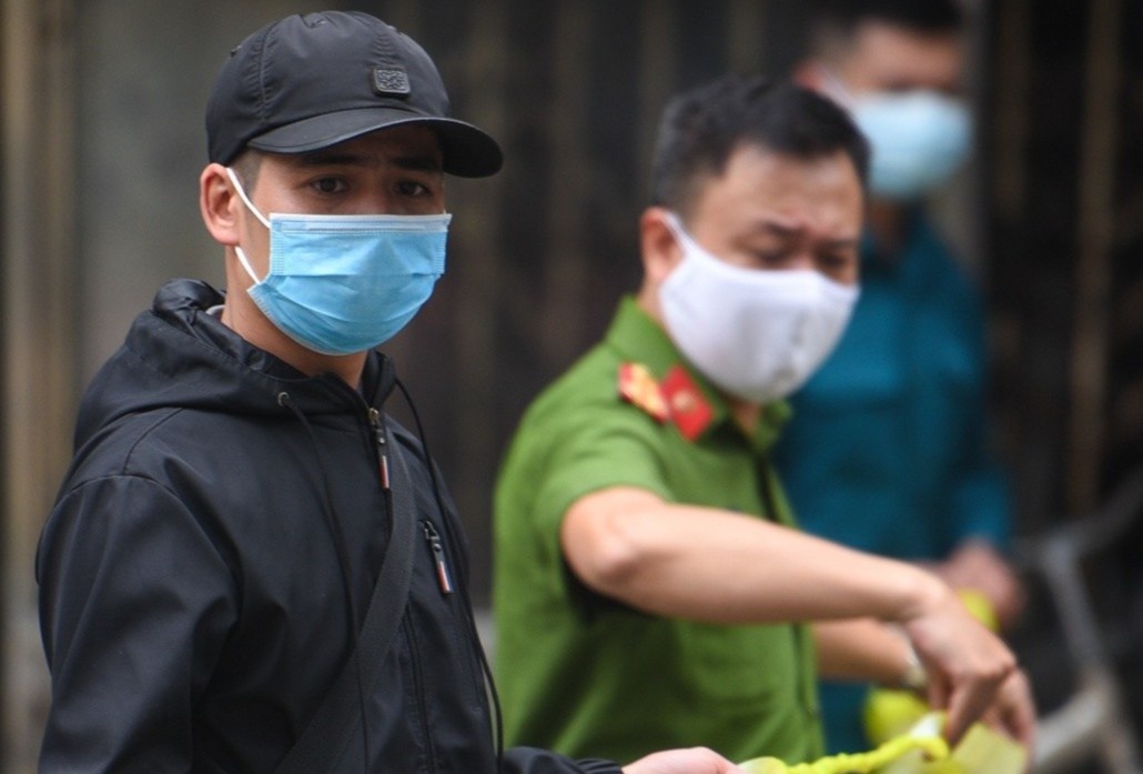 Mot nguoi tiep xuc gan voi benh nhan nhiem Covid-19 ra khoi nha hinh anh