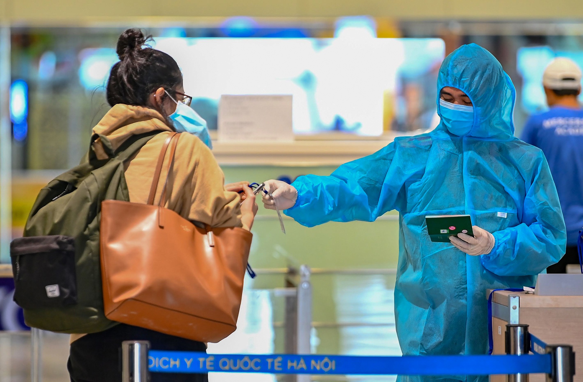 1 nguoi tron cach ly len san bay Ha Noi anh 1