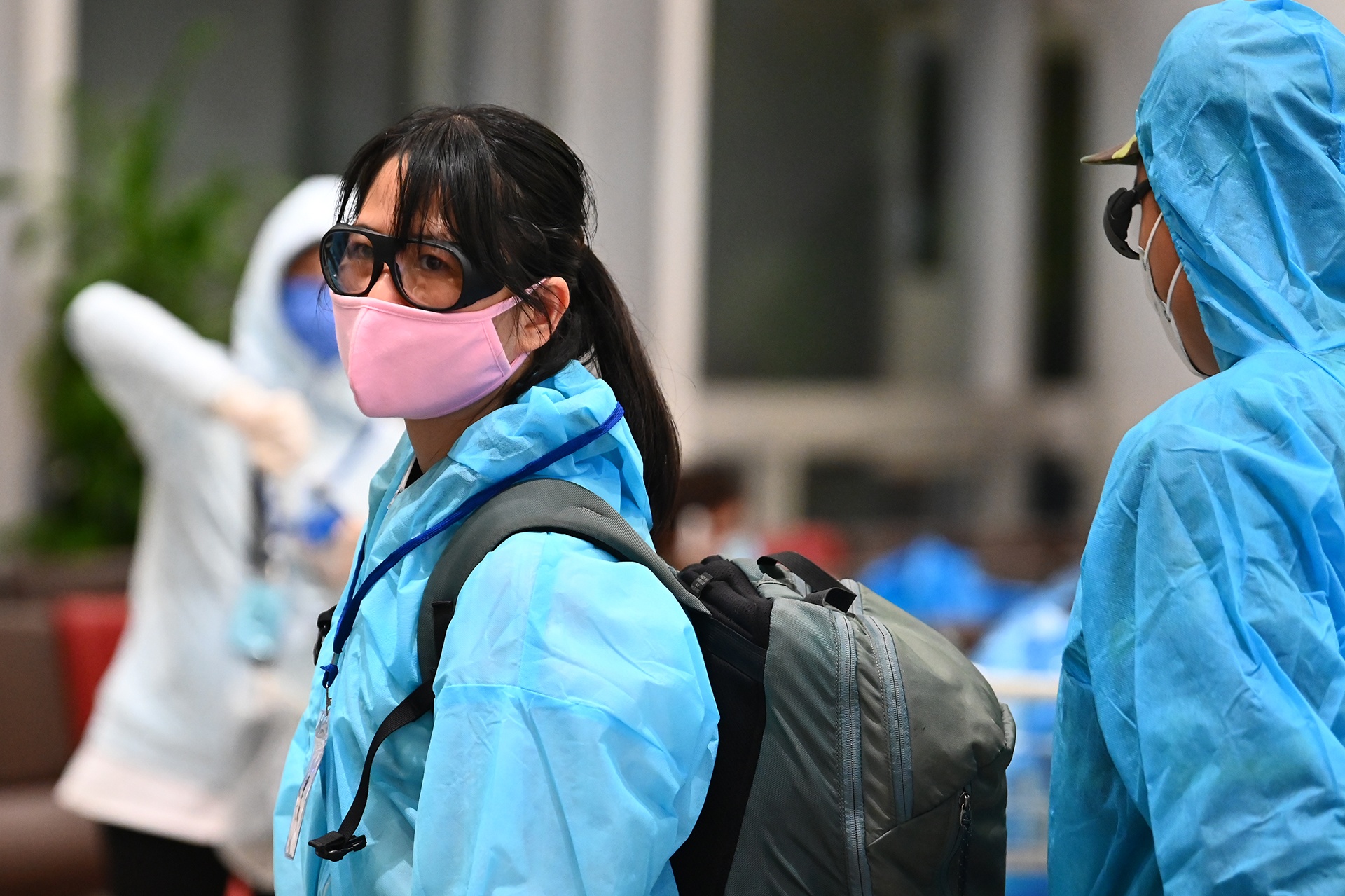 Co gai tron cach ly len Noi Bai de bay sang Anh hinh anh