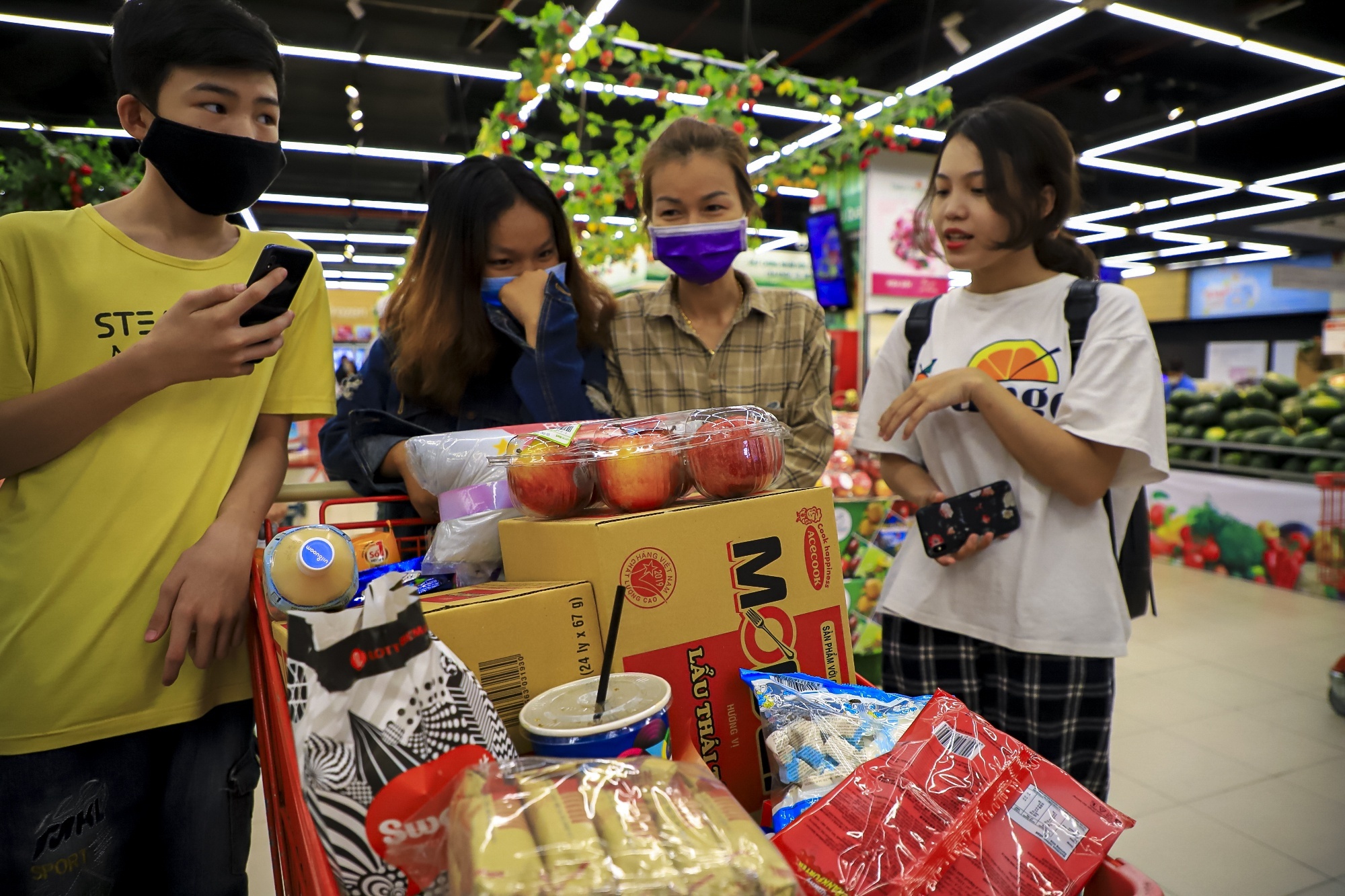 Sieu thi dien may bay ban thuc pham de lach lenh dong cua hinh anh