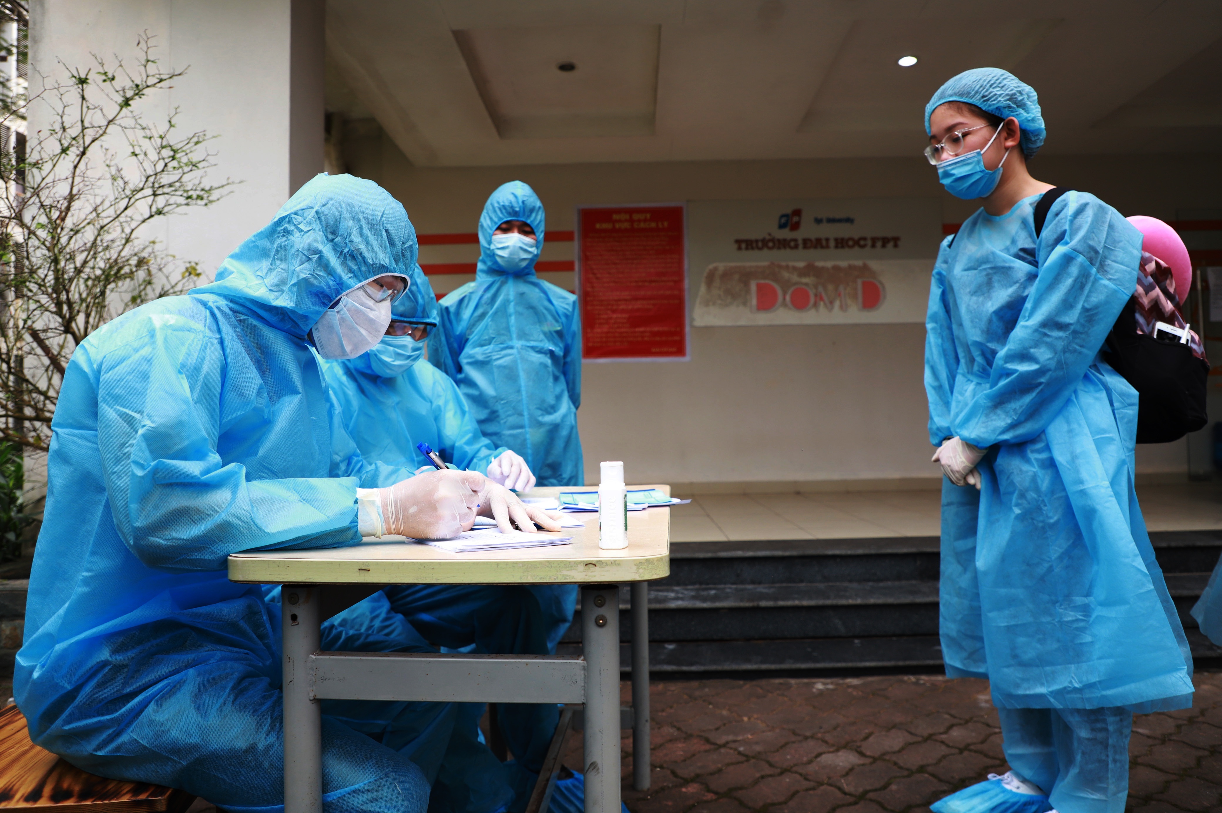 Het kit test nhanh, Ha Noi de nghi nguoi ve tu Da Nang tu cach ly hinh anh