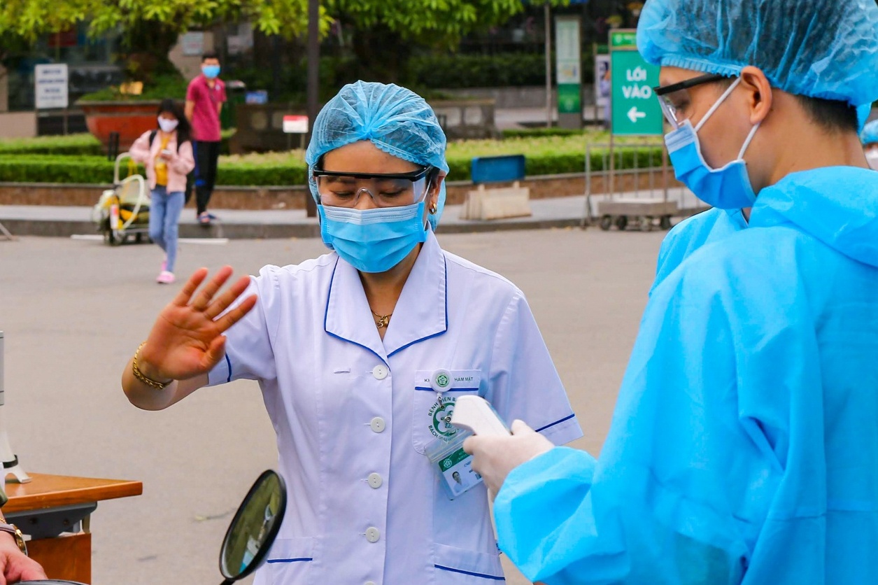 Ha Noi se cach ly y, bac si Benh vien Bach Mai o khach san hinh anh