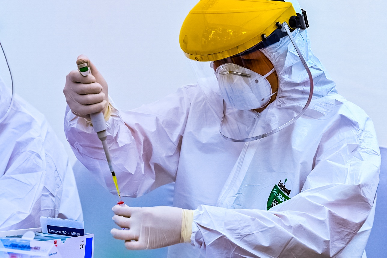Ha Noi vua test nhanh Covid-19, vua lay mau xet nghiem RT-PCR hinh anh
