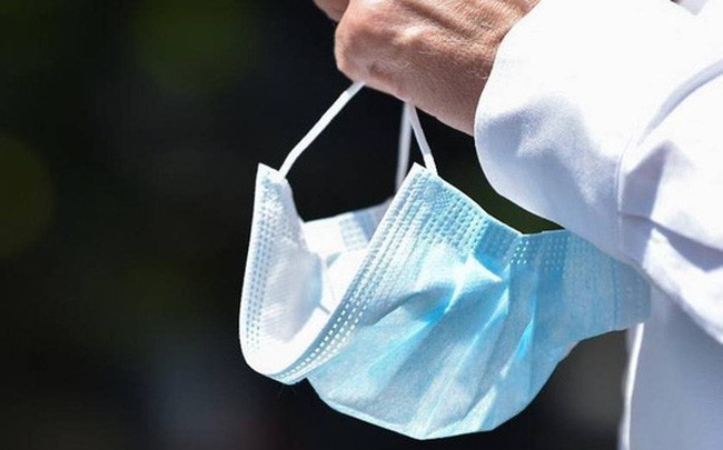 Vut khau trang bua bai co the bi phat 7 trieu dong hinh anh