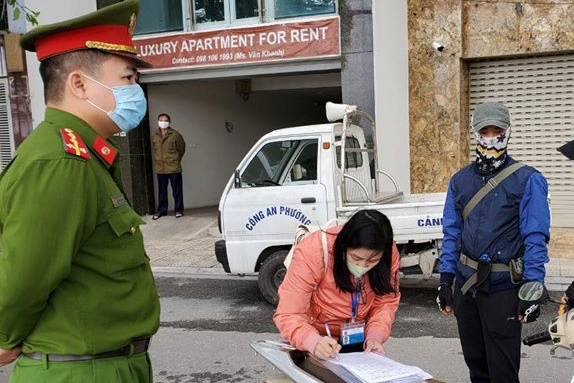 3 nguoi Ha Noi bi phat khi ra duong khong can thiet hinh anh