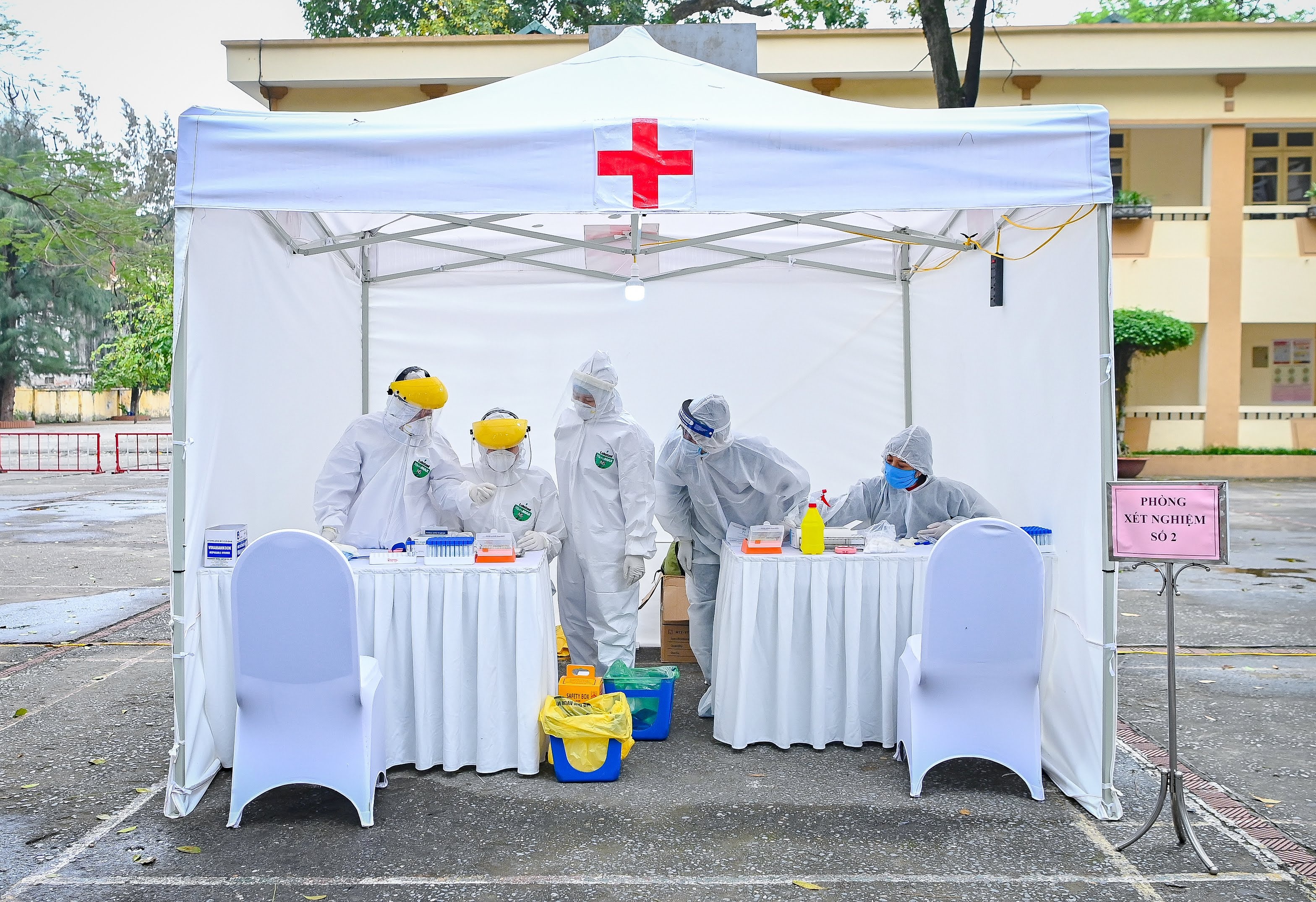 Hoc sinh deo kinh chong giot ban anh 2