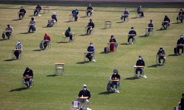 xu phat nguoi ra khoi nha Covid-19 anh 1