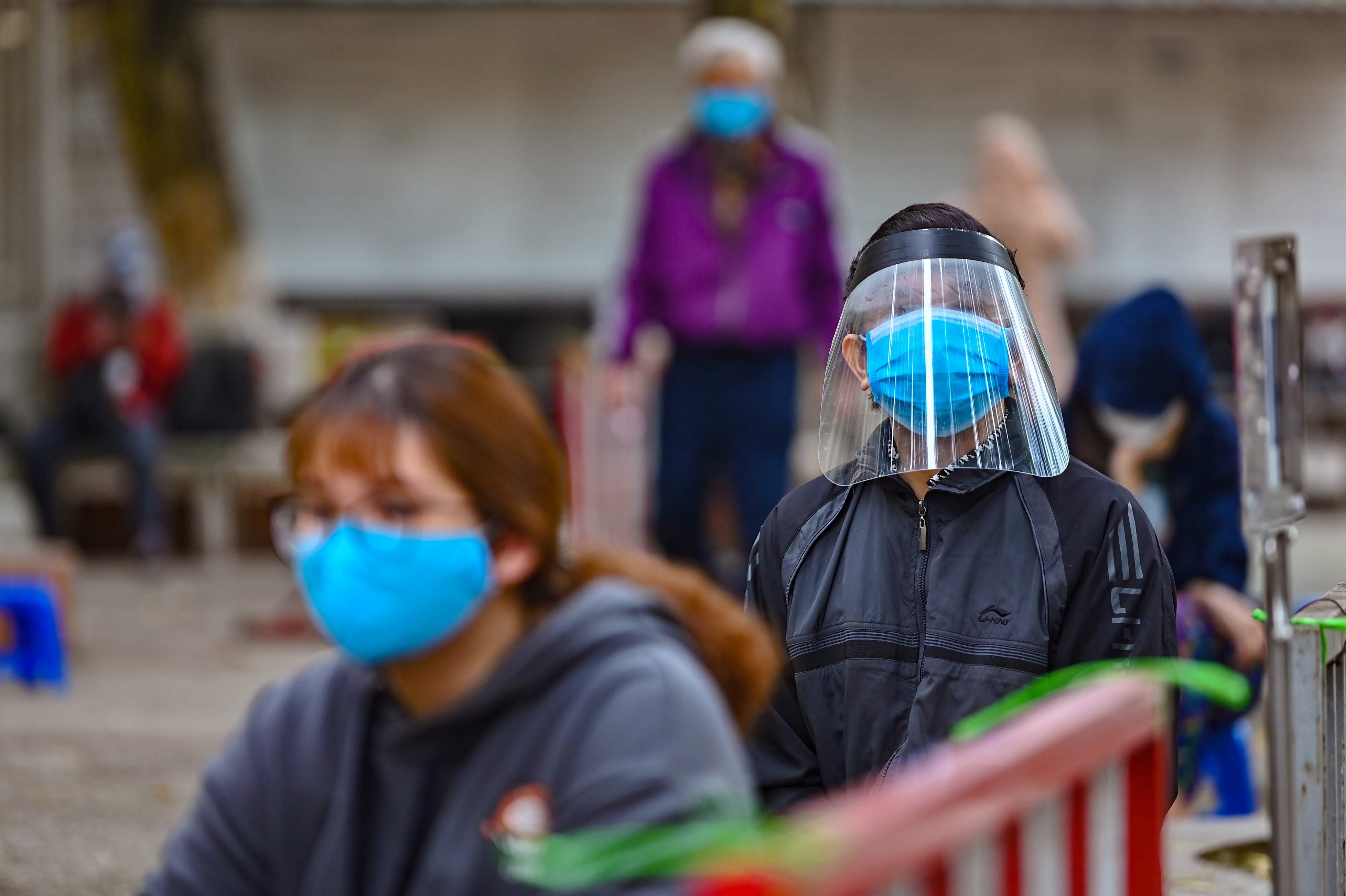 Dung Zalo dang ky cap doi the Bao hiem y te khi gian cach xa hoi hinh anh