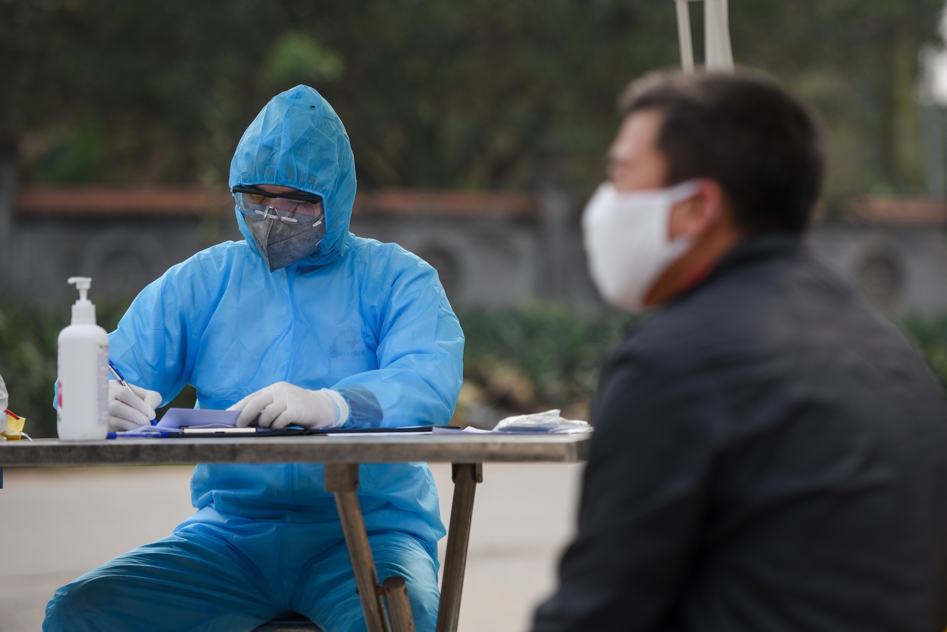 Tim duoc 64 nguoi tiep xuc gan nhan vien xe buyt mac Covid-19 o Ha Noi hinh anh