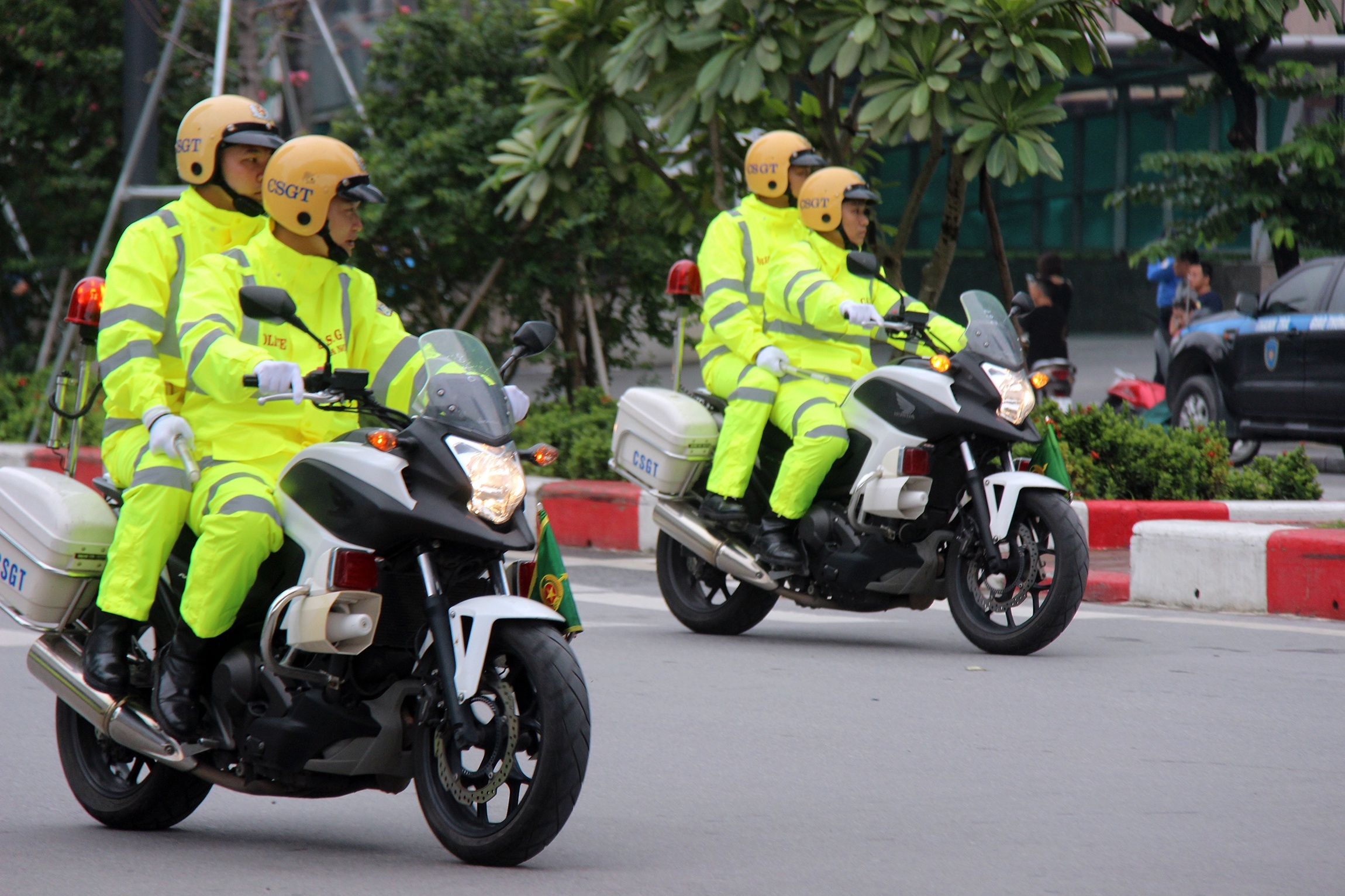 Xu ly nghiem hanh vi dua xe, gay roi trong thoi gian cach ly xa hoi hinh anh