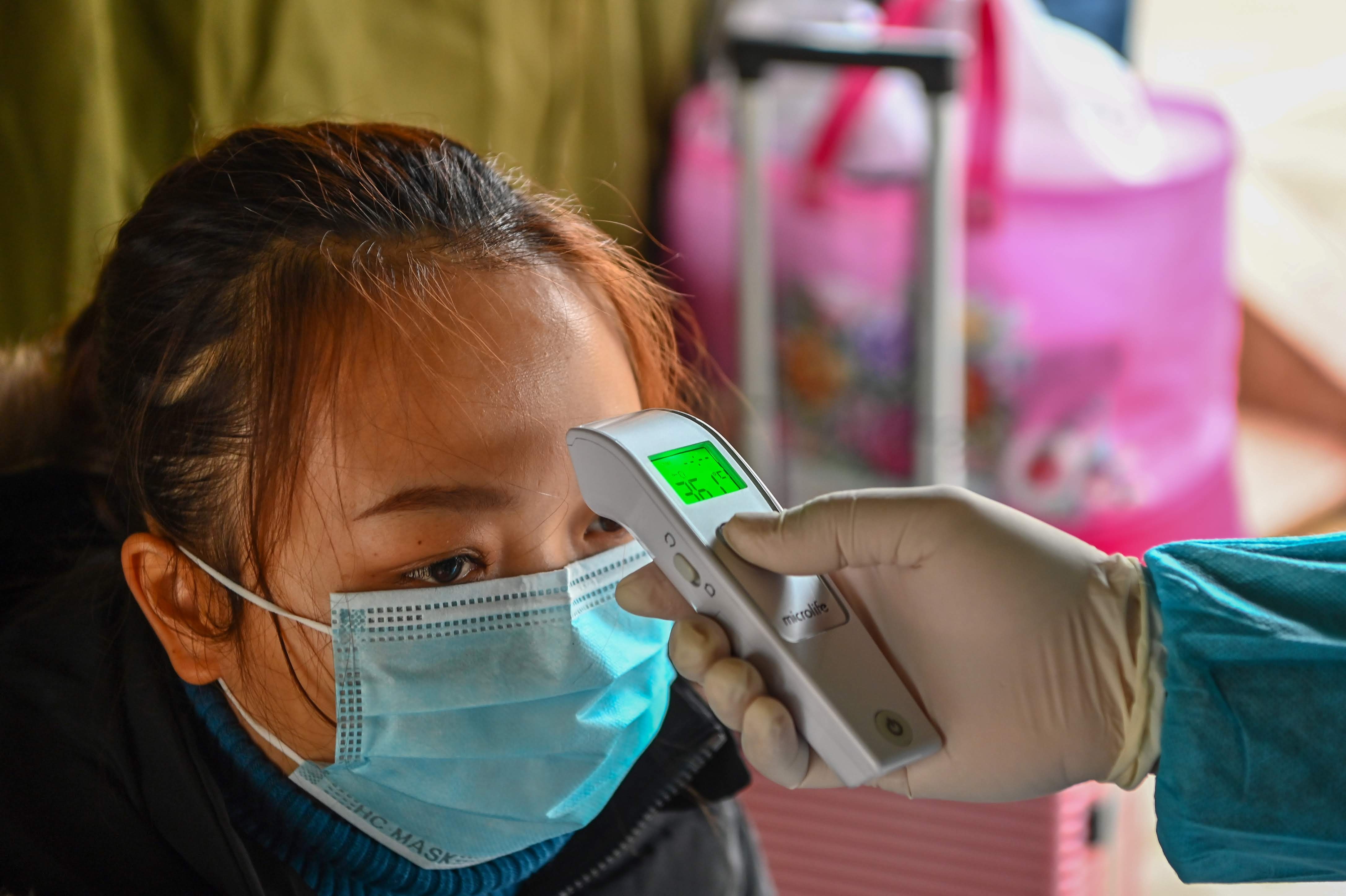 Cach ly gan 100 nguoi cung xom voi benh nhan duong tinh lai hinh anh