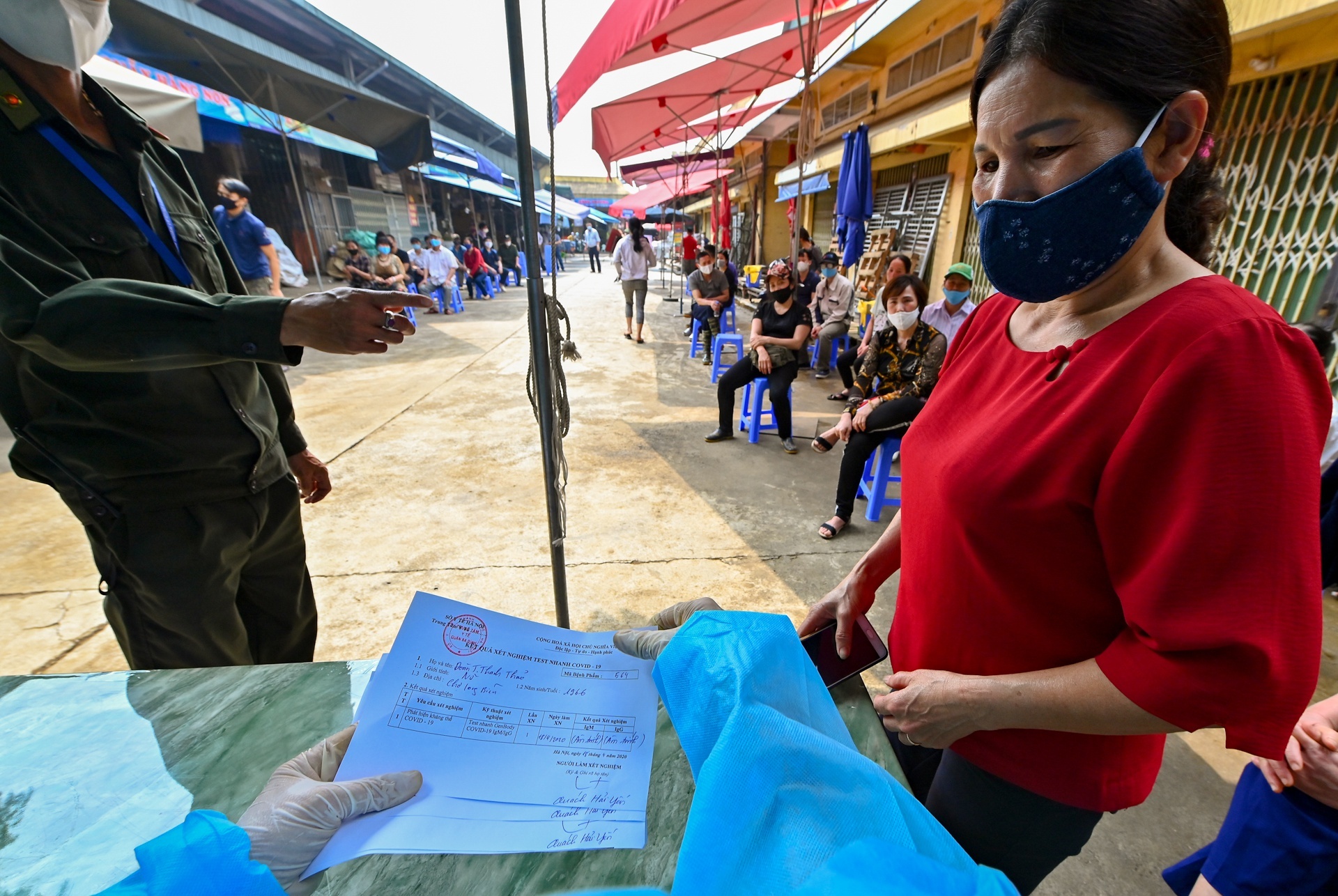 Gan 900 mau xet nghiem tai 4 cho dau moi o Ha Noi am tinh voi Covid-19 hinh anh