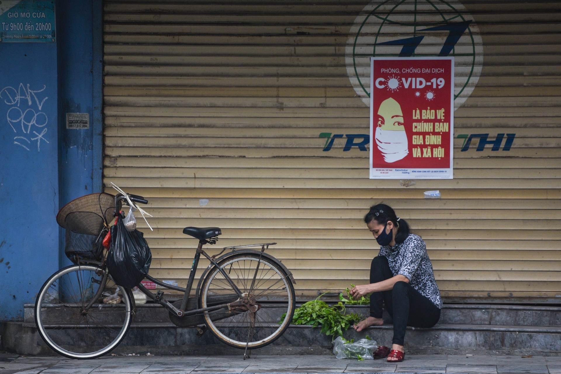Hang quan khong thiet yeu o Ha Noi bi cam mo cua truoc 9h hinh anh