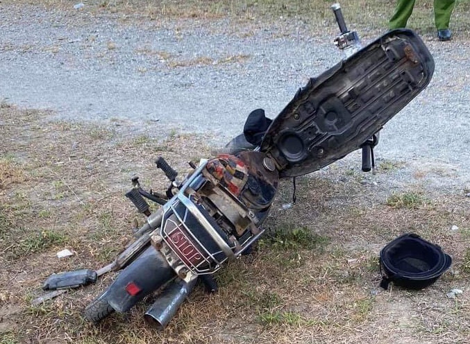 Thi the nguoi dan ong chay den ben canh xe may hinh anh