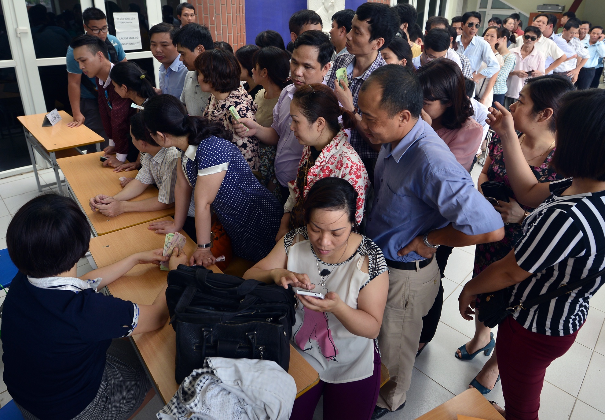 Cham dut tinh trang phu huynh xep hang xin hoc cho con hinh anh