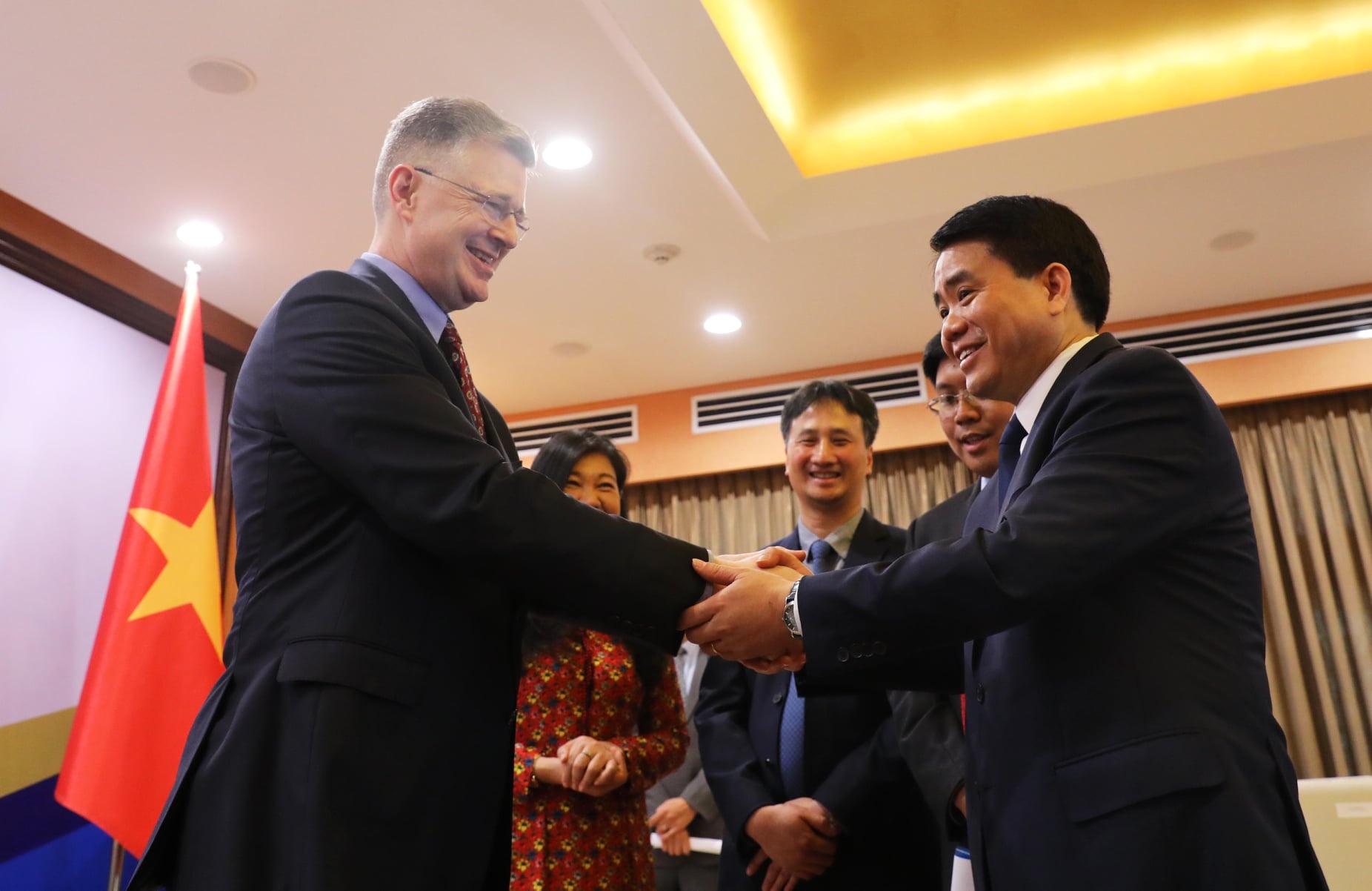 Ha Noi tang New York 150.000 khau trang chong dich Covid-19 hinh anh