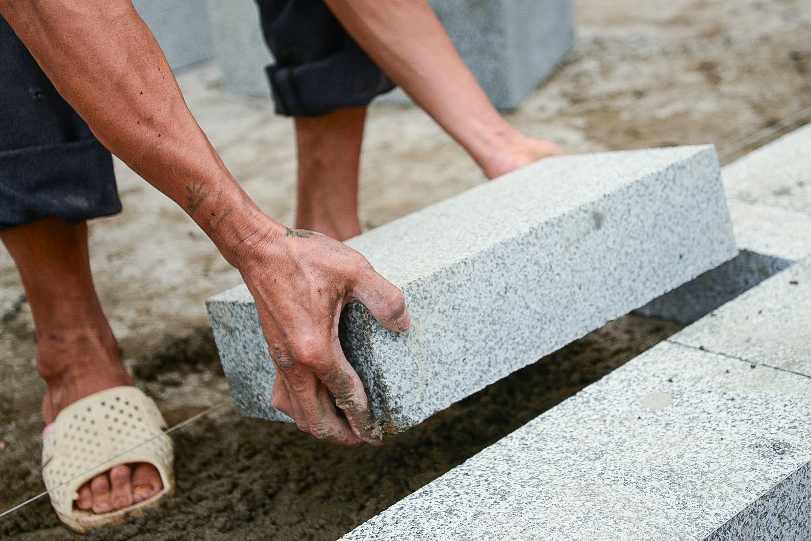 Chu tich Ha Noi mong nguoi dan giam sat viec lat da via he hinh anh