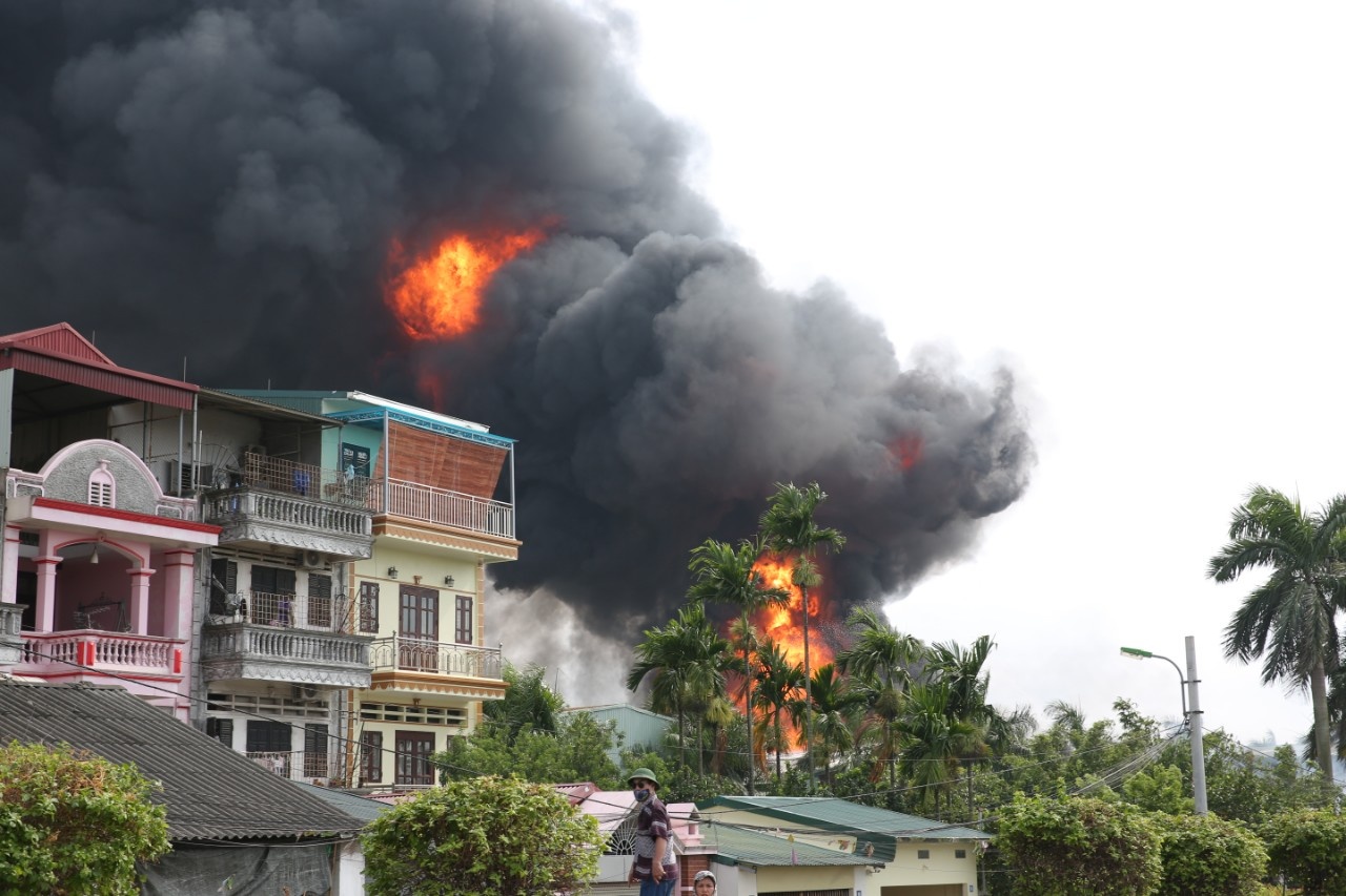 chay kho hoa chat Long Bien anh 1