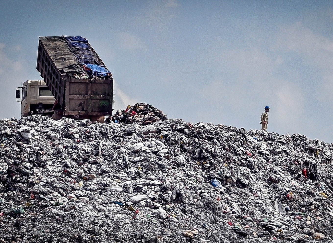 Giai phap nao cho cuoc khung hoang rac thai o Ha Noi? hinh anh