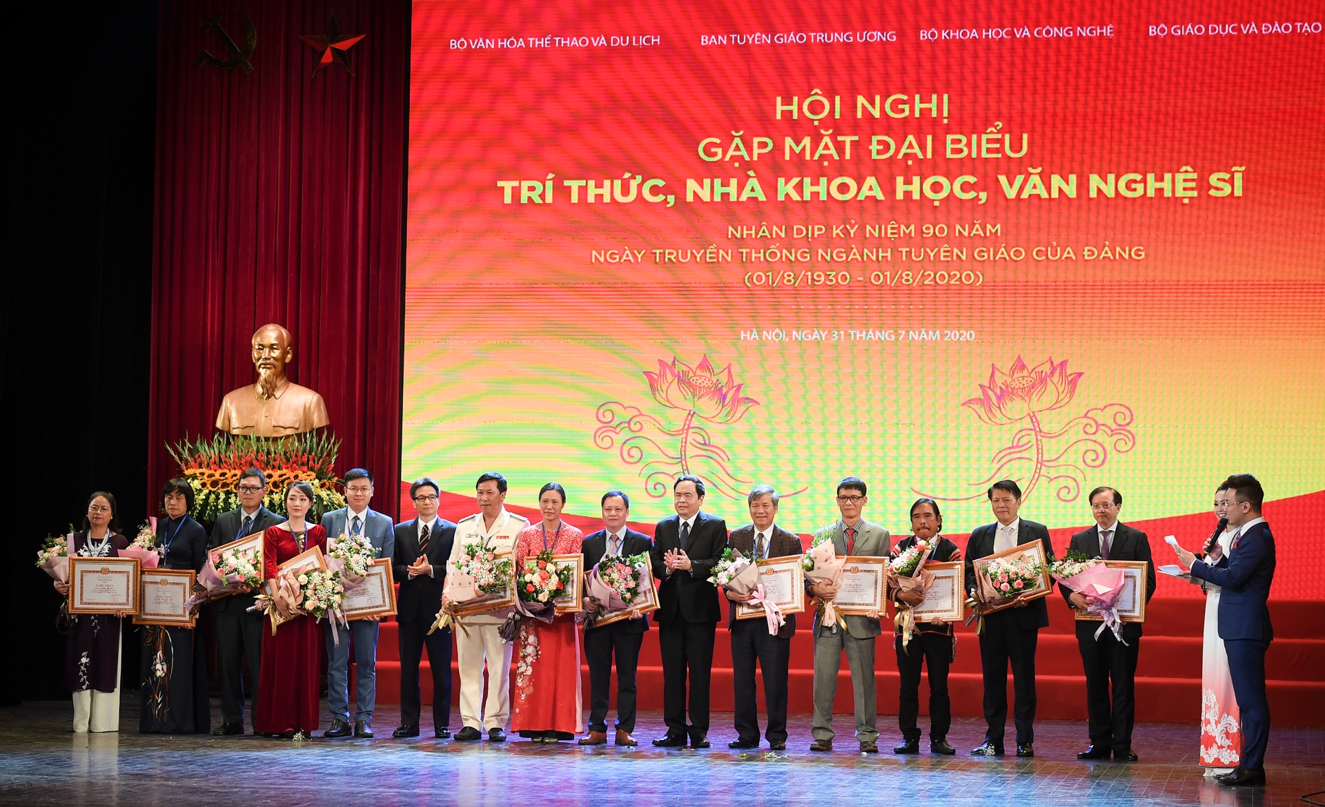 90 nam nganh Tuyen giao cua Dang anh 6