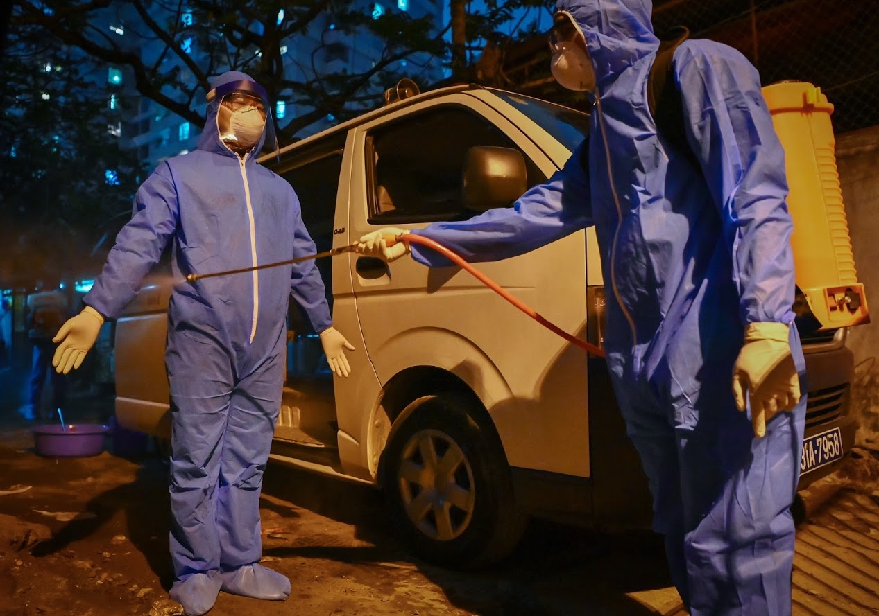 'Di suot dem chua tim het nguoi tiep xuc voi benh nhan 714 o Ha Noi' hinh anh