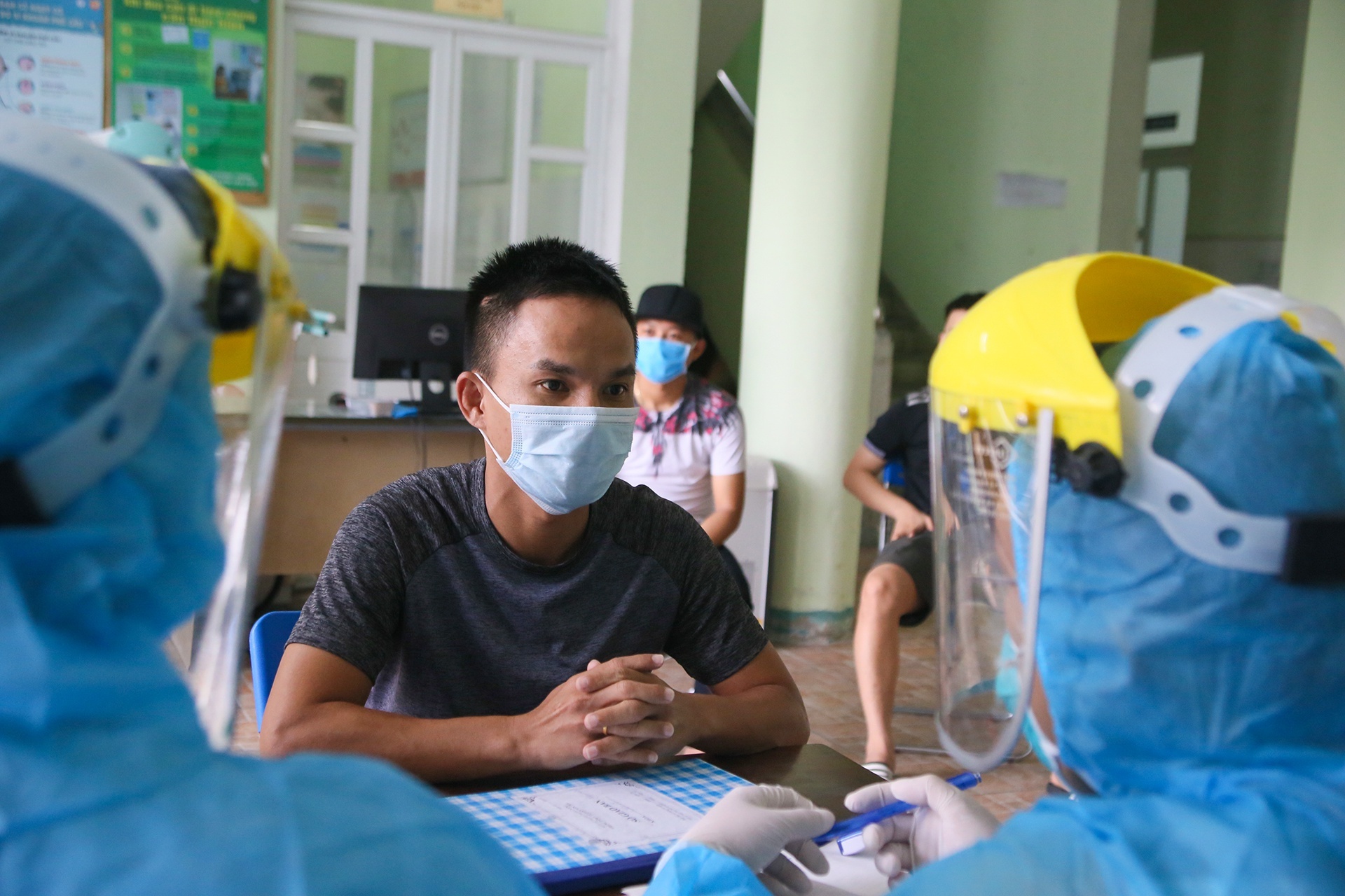 Chu tich Ha Noi yeu cau xu phat nguoi khong deo khau trang ra duong hinh anh