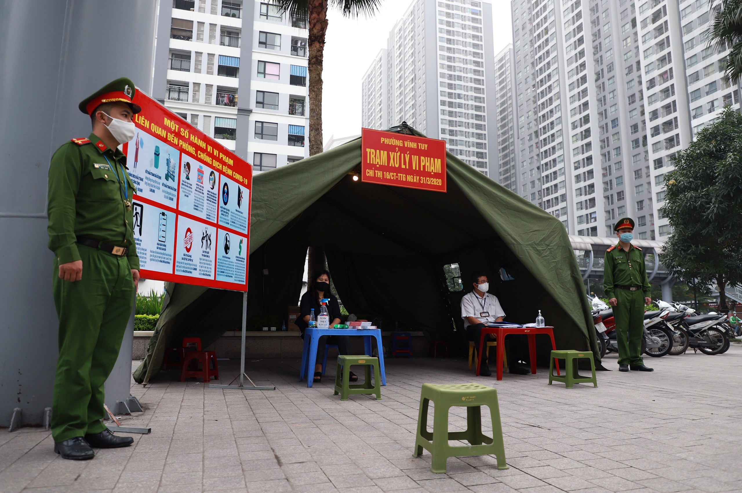 Phong toa mot toa chung cu Times City do co ca mac Covid-19 hinh anh