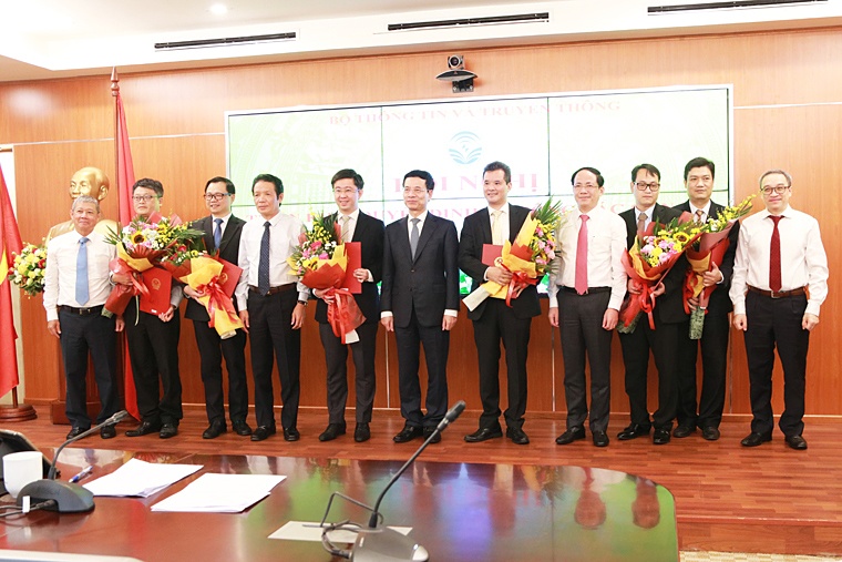 Bo Thong tin va Truyen thong bo nhiem mot loat nhan su anh 1