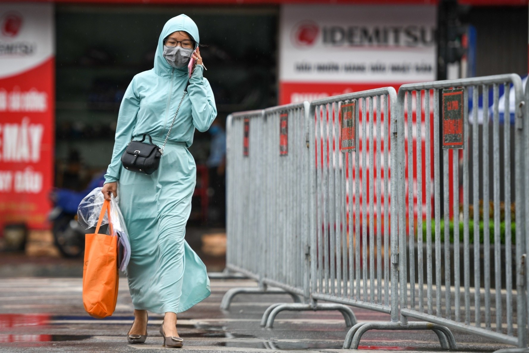 Tam dinh chi can bo ky giay cho ca duong tinh roi khu cach ly Covid-19 hinh anh