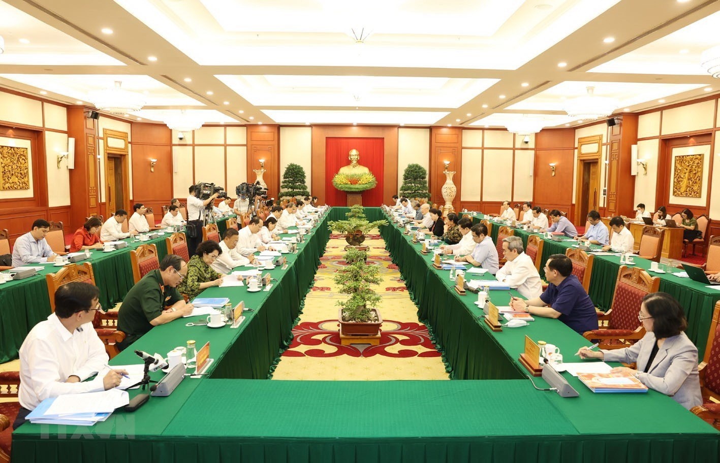 Bo Chinh tri lam viec ve dai hoi voi 10 dang bo anh 1