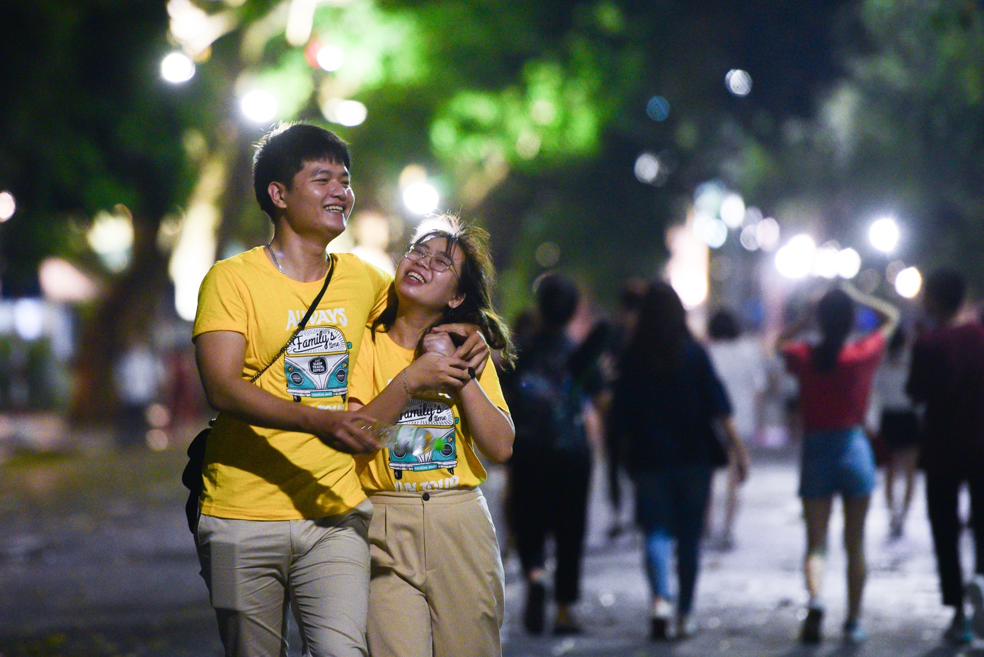 kinh doanh dich vu xuyen dem,  pho di bo Hoan Kiem anh 1