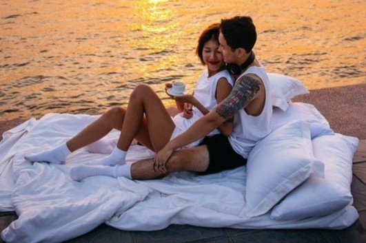 Chup anh voi chan goi giua duong hinh anh