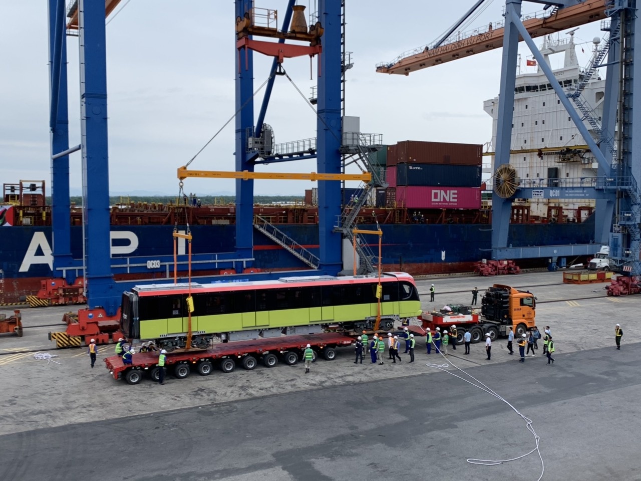 tau Nhon ga Ha Noi cap cang anh 1