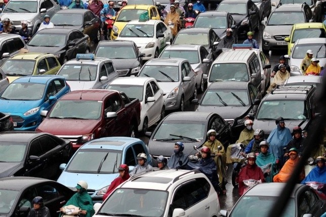 Ha Noi cam xe tai nho vao noi thanh gio cao diem hinh anh