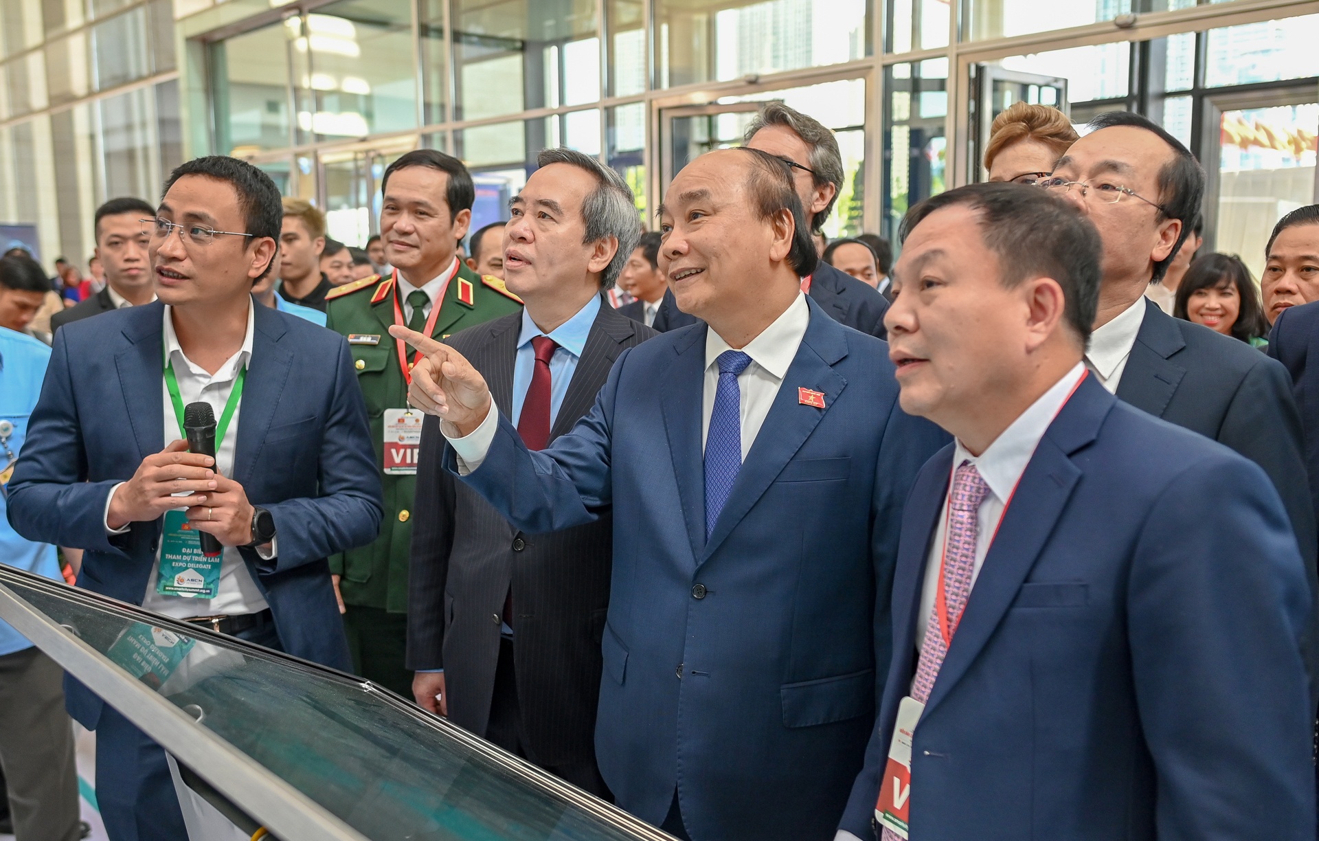 Thu tuong tham quan trien lam do thi thong minh hinh anh