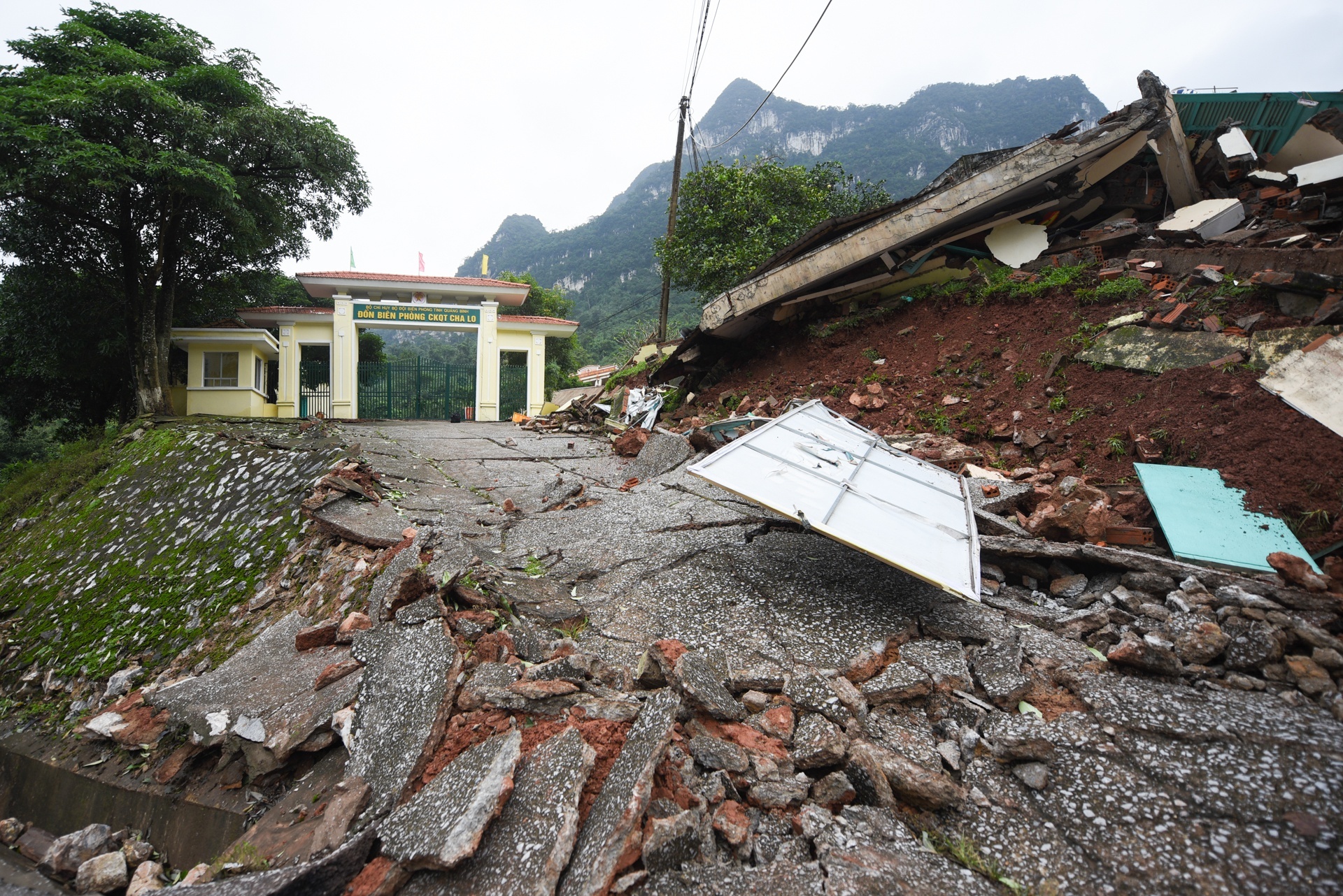 mua lu mien Trung,  sat lo dat o mien Trung anh 3