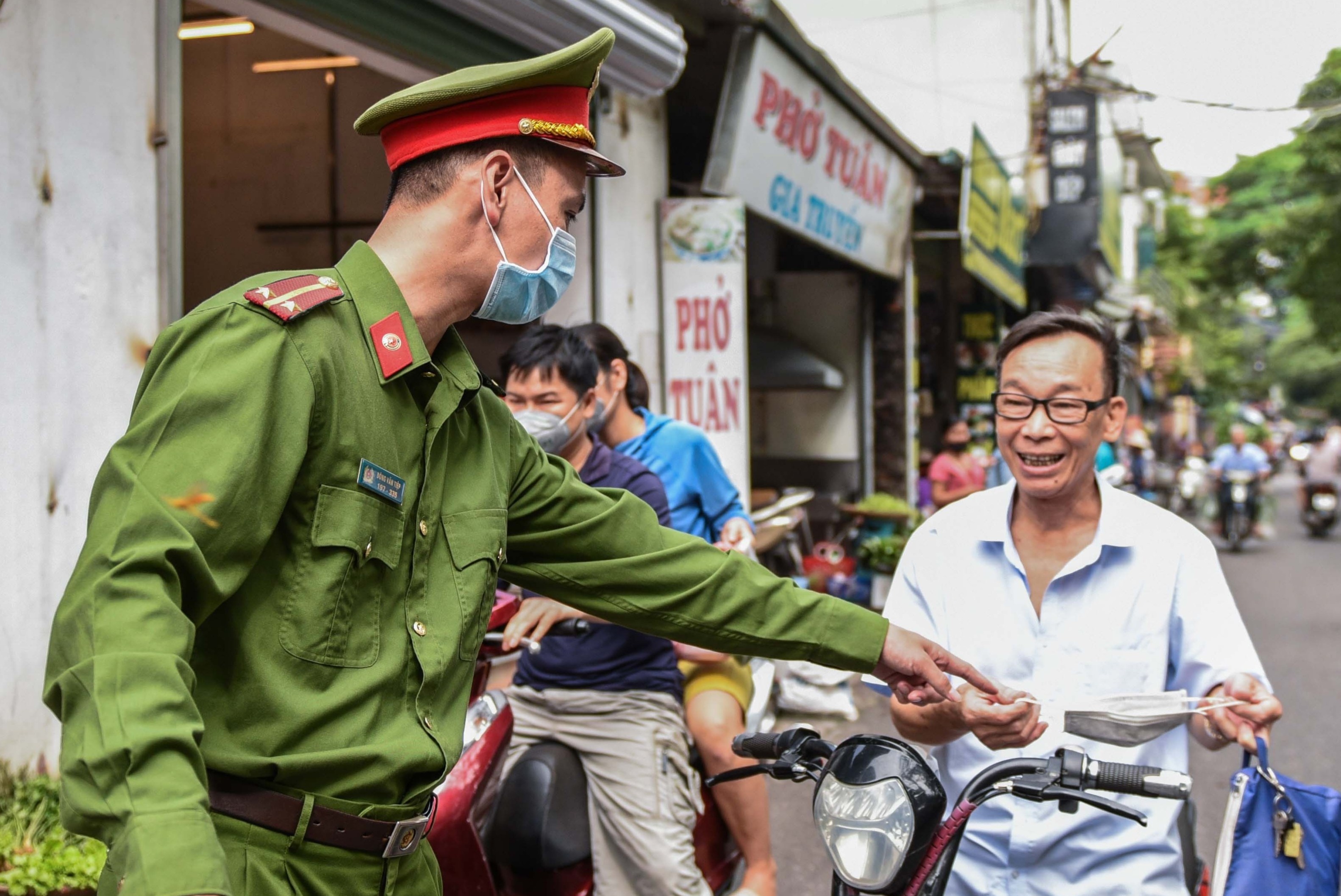 Ha Noi lo ngai dich Covid-19 bung phat tro lai hinh anh